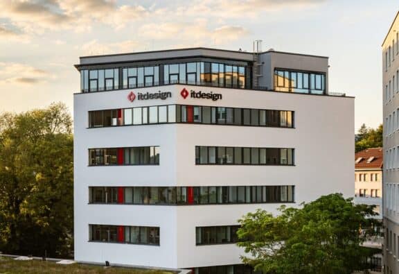 Zeitgenössisches Firmengebäude von itdesign mit großen Fenstern und moderner Architektur.