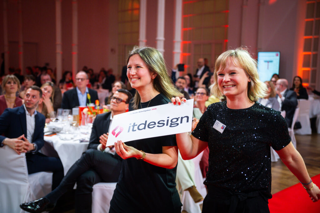 Carolin Nill und Christina Plümpe vom People & Culture-Team bei itdesign nehmen die Auszeichnung des Great Place To Work-Instituts entgegen.