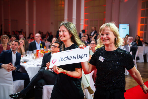 Carolin Nill und Christina Plümpe vom People & Culture-Team bei itdesign nehmen die Auszeichnung des Great Place To Work-Instituts entgegen.