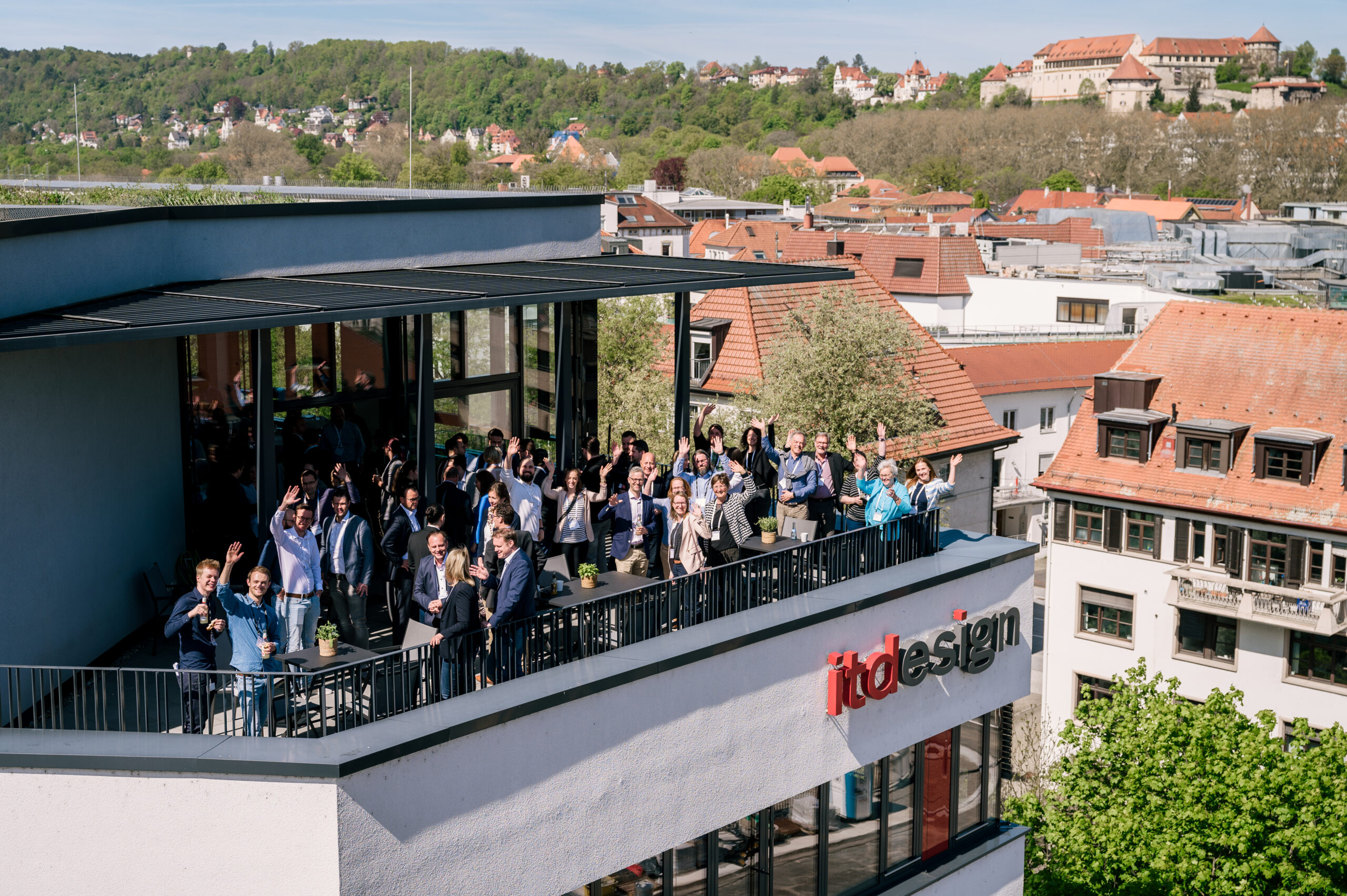 Viele Menschen auf der Dachterrasse von itdesign